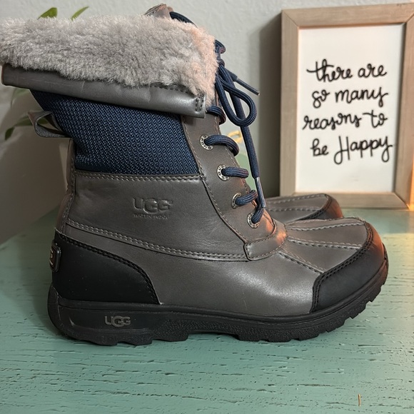 UGG Gray and Black Winter Boots with Blue Laces - Picture 3 of 4